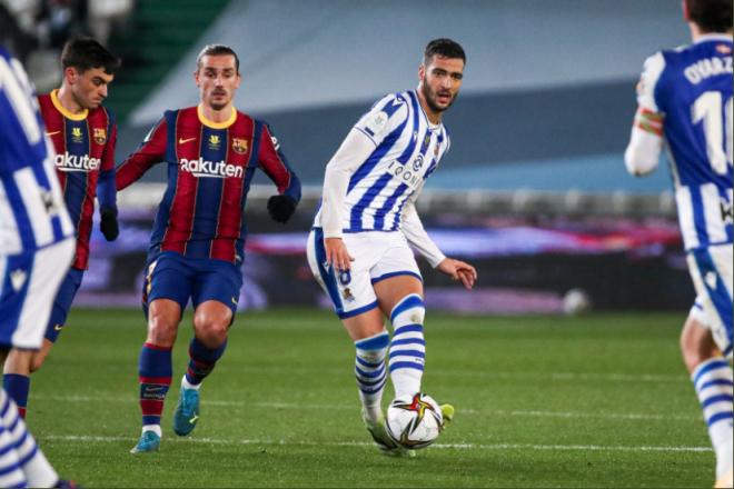 Mikel Merino envía el balón a Oyarzabal en un partido contra el Barcelona (Foto: RFEF).