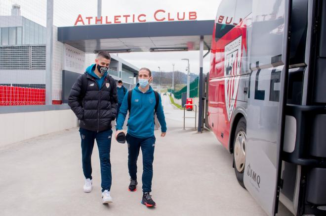 Iker Muniain va directo al bus con su inseparable Oihan Sancet (Foto: Athletic Club).