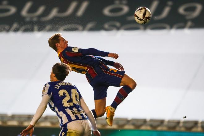Salto de Frenkie de Jong en el Real Sociedad-Barça de la Supercopa de España (FOTO: @FCBarcelona_