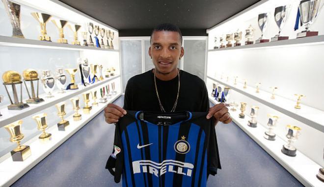Dalbert posa con la camiseta del Inter.
