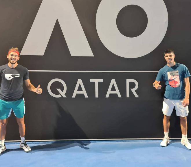 Mario Vilella y Carlos Alcaraz, en la previa del Open de Australia celebrada en Doha.