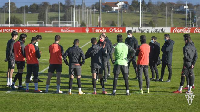 Entrenamiento del Sporting de Gijón con los nuevos efectivos en Mareo (Foto: RSG)