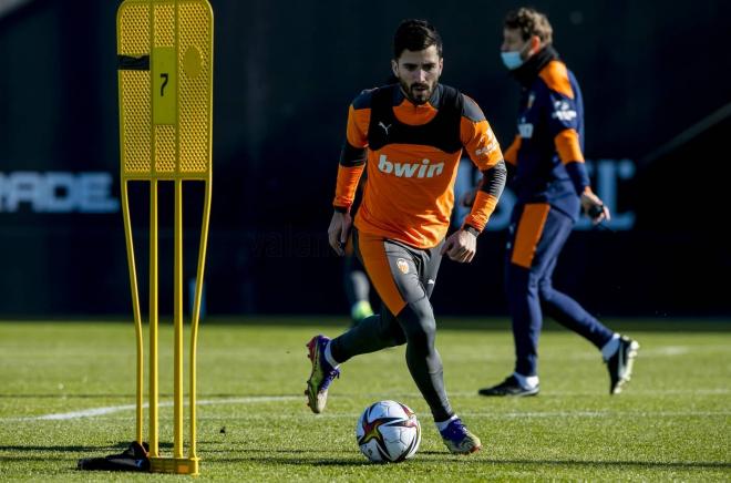 Gayà se retiró antes de tiempo en el entrenamiento con el grupo (Foto: Valencia CF)