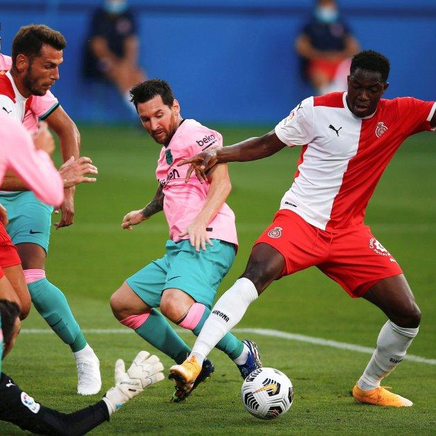 Ibrahima Kebe disputa la pelota con Messi en un partido de pretemporada.
