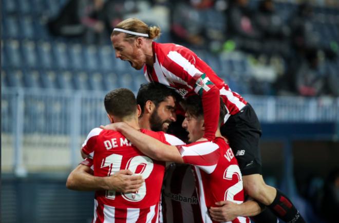 Los jugadores del Athletic se abrazan para celebrar el gol de Raúl García (Foto: RFEF).