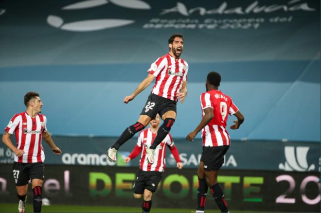 Raúl García salta para festejar su gol en el Athletic-Real Madrid de la Supercopa (Foto: RFEF).