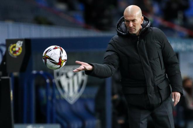 Zidane devuelve un balón durante el Real Madrid-Athletic de la Supercopa de España (Foto: RFEF).
