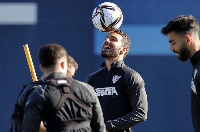 Alexander cabecea un balón en un entrenamiento con el Málaga (Foto: Málaga CF).