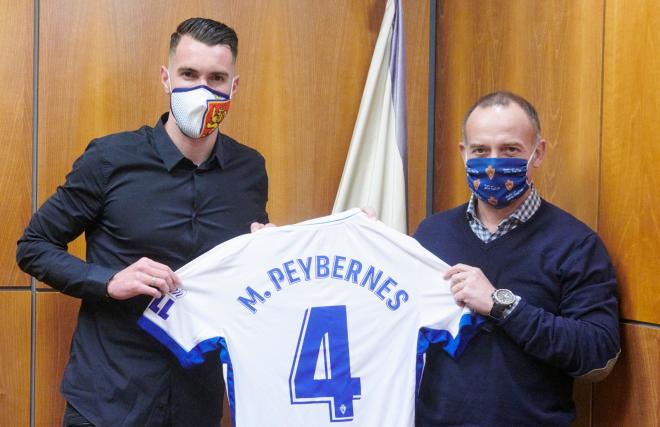 Peybernes posa con la camiseta del Real Zaragoza junto a Christian Lapiedra (Foto: Real Zaragoza).