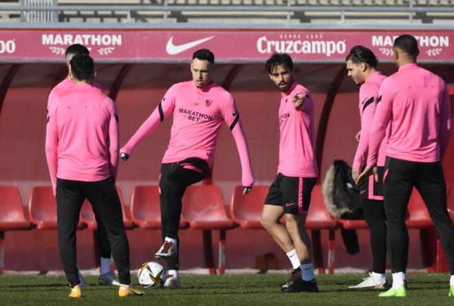 Suso, Ocampos y Rekik, en el entrenamiento del Sevilla de este viernes 15 de enero. (Foto: Kiko Hurtado).