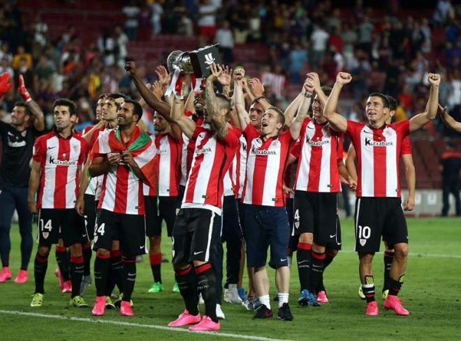Susaeta, Balenziaga, Iker Muniain y De Marcos, entre otros, celebran la Supercopa de 2015.