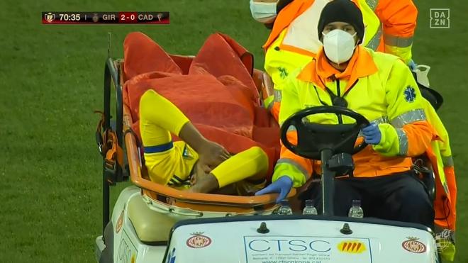 Carlos Akapo cae lesionado en el Girona-Cádiz de Copa del Rey.