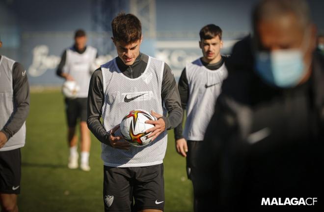 Juan Cruz, con un balón en las manos, en un entreno del Málaga (Foto: Málaga CF).