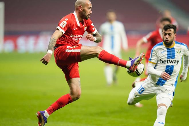 Aleix Vidal golpea el balón ante la presencia de un rival (Foto: Sevilla FC)