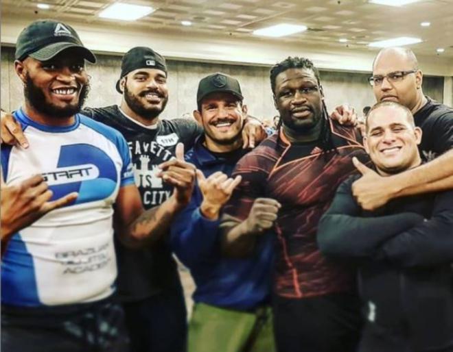 Juan Espino, en el centro, junto a sus rivales en The Ultimate Fighter de la UFC (Foto: Juan Espino