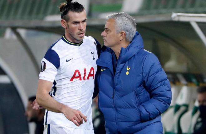 Gareth Bale y José Mourinho, durante un encuentro del Tottenham en Europa League.