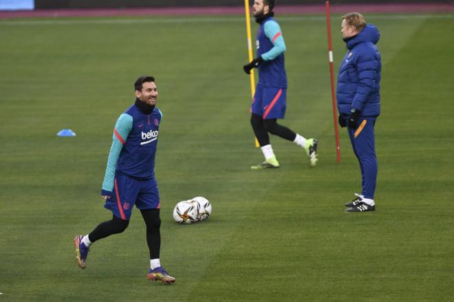 Leo Messi se entrena con el Barcelona ante la mirada de Koeman (Foto: Kiko Hurtado).