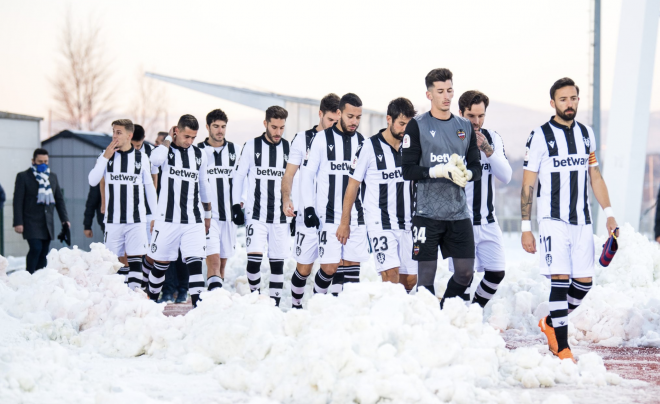 Los jugadores del Levante rodeados de nieve.