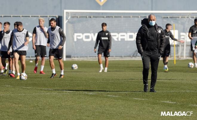 Pellicer, durante un entrenamiento en el Anexo con varios jugadores detrás (Foto: Málaga CF).