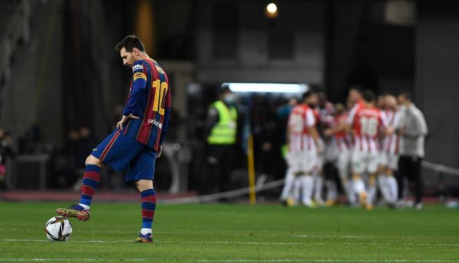 Messi, lamentando el tercer gol del Athletic (Foto: Kiko Hurtado).