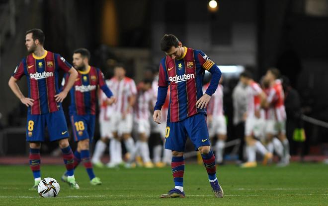 Messi, lamentando el tercer gol del Athletic al Barcelona (Foto: Kiko Hurtado).