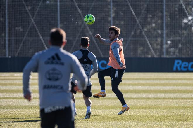 Iker Losada controlando un balón (Foto: RC Celta).