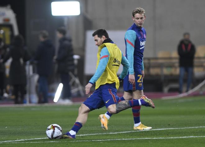 Messi golpea el balón durante el calentamiento previo a la final de la Supercopa de España (Foto: