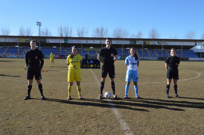 Las capitanas y el equipo arbitral, antes del partido (Foto: @fflasolana).