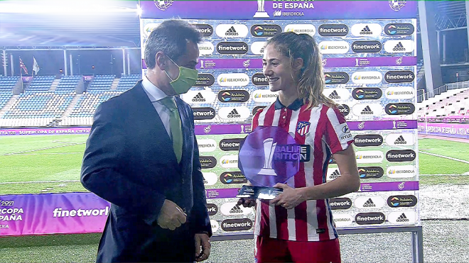 Laia Aleixandri recibe el MVP de la Supercopa de España femenina.
