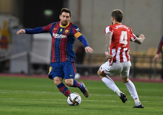 Leo Messi, ante Iñigo Martínez (Foto: Kiko Hurtado).