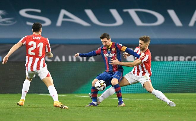 Leo Messi controla un balón ante Yeray y Capa en el Barcelona-Athletic (Foto: Kiko Hurtado).
