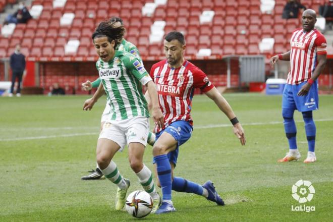 Penalti de Javi Fuego a Láinez en el Sporting-Betis (Foto: LaLiga).