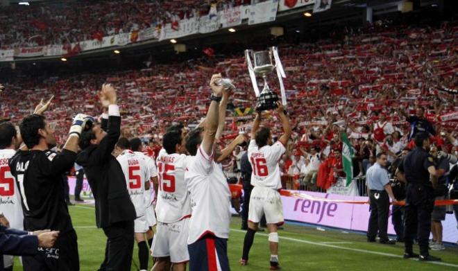 Antonio Puerta enseña a la afición la Copa del Rey ganada en 2007 (Foto: SFC)