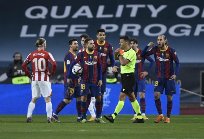 Gil Manzano expulsó a Messi en la final de la Supercopa (Foto: Kiko Hurtado).