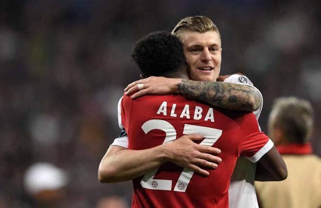 David Alaba, el próximo fichaje de Florentino, y Toni Kroos se abrazan tras un Bayern-Real Madrid.