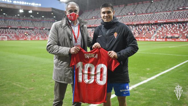 Uros Djurdjevic, con la camiseta conmemorativa de sus 100 partidos (Foto: Real Sporting)