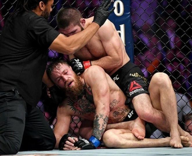 Momento en el que Mcgregor se rinde ante Khabib en la pelea de 2018 (Foto: UFC)