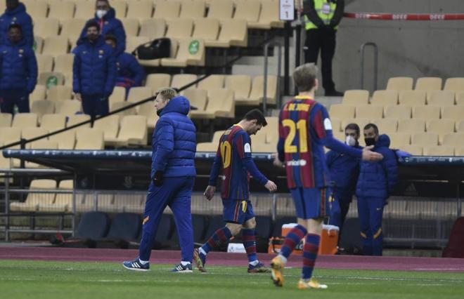 Messi pasa ante Koeman tras ser expulsado en la final de la Supercopa (Foto: Kiko Hurtado).