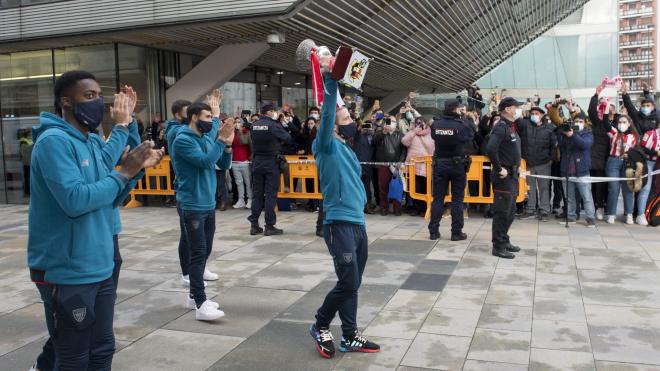 Iker Muniain muestra la Supercopa del Athletic ante la plaza del Ayuntamiento de Bilbao.