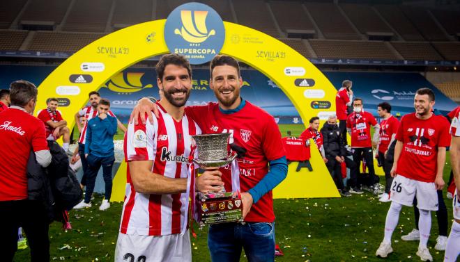 Raúl García y Aritz Aduriz con la Supercopa en La Cartuja (Foto: Athletic Club).