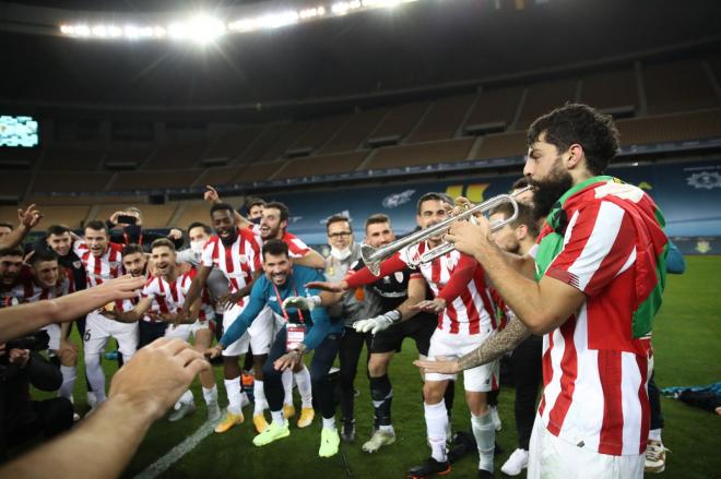 Villalibre, con su trompeta, tras ganar el Athletic la Supercopa (Foto: EFE).