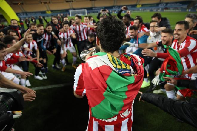 Villalibre toca la trompeta en la celebración del Athletic (Foto: Athletic Club).