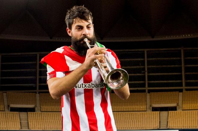Asier Villalibre se arranca con la trompeta en La Cartuja (Foto: Athletic Club).