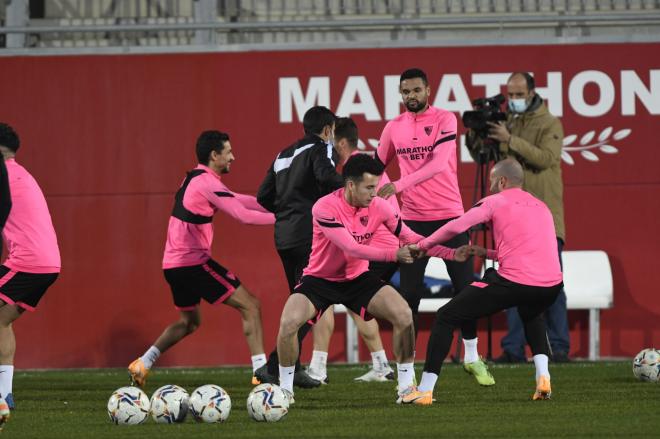 Los jugadores del Sevilla, durante su último entrenamiento (Foto: Kiko Hurtado).