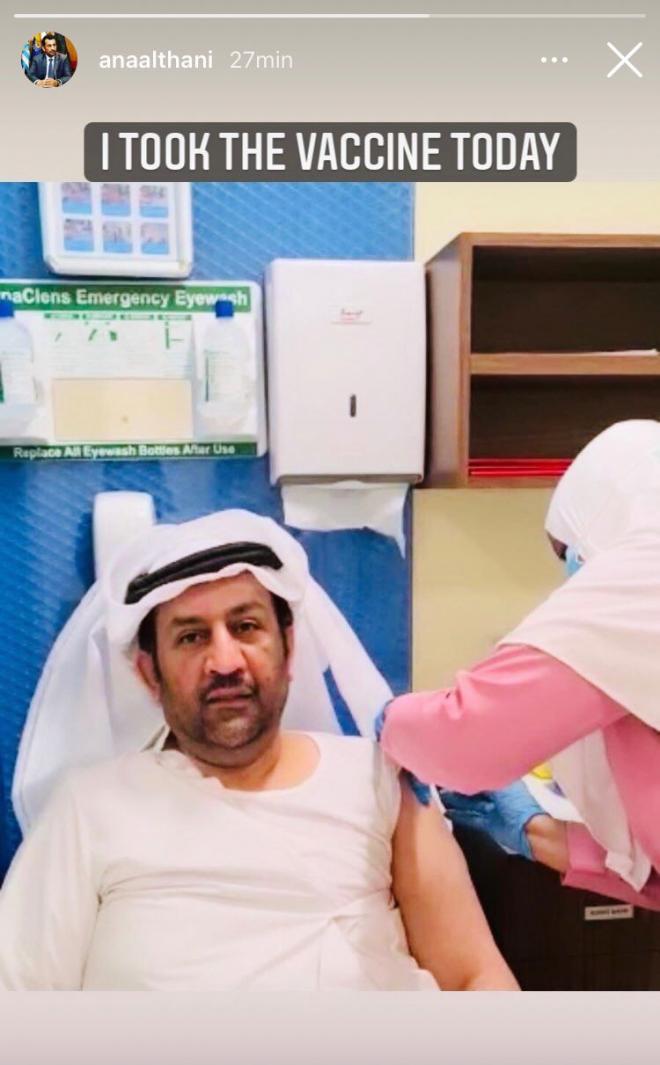 Al-Thani, recibiendo la vacuna contra el coronavirus.