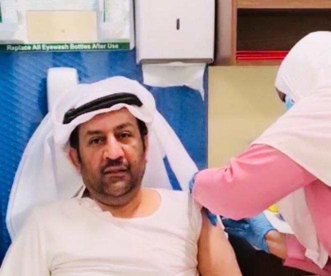 Al-Thani, recibiendo la vacuna contra el coronavirus.