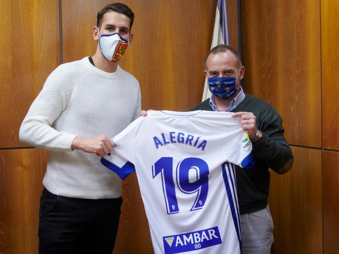 Alex Alegría posa como nuevo futbolista del Real Zaragoza (Foto: Real Zaragoza).