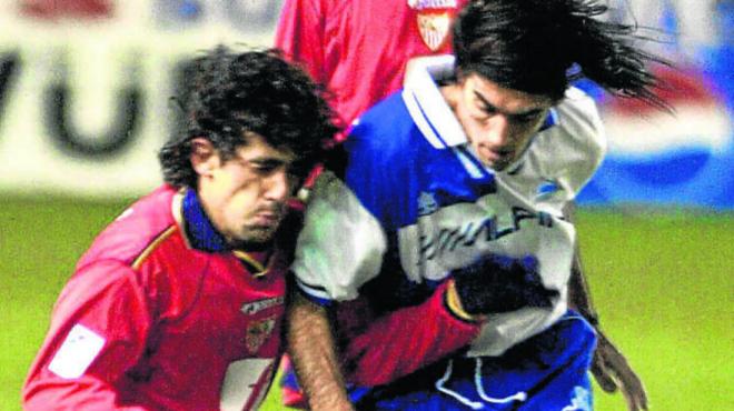 Paco Gallardo lucha con Llorens en el Alavés-Sevilla de 2001 en Vitoria (Foto: EFE)