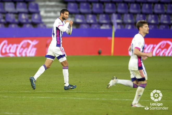 Joaquín Fernández celebra su gol en el Real Valladolid-Elche (Foto: LaLiga).