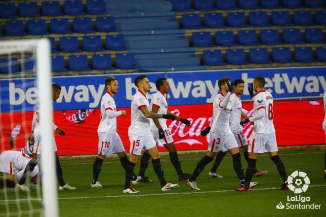 Los jugadores del Sevilla FC celebran un gol ante el Alavés en el último partido de la primera vuelta (Foto: LaLiga).